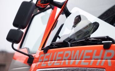 Feuerwehrleute löschten die Flammen an dem Wohnwagen. (Symbolbild)