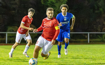 Wichtiger Sieg für Torschütze Patrick Fossi (in Rot, vorne) und den SV Fellbach gegen Oberliga-Absteiger FSV 08 Bietigheim-Bissi