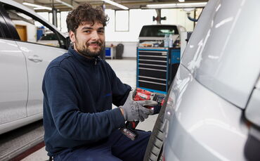 Marlon Westphal bei der Arbeit in der Werkstatt der Firma Heidenwag.