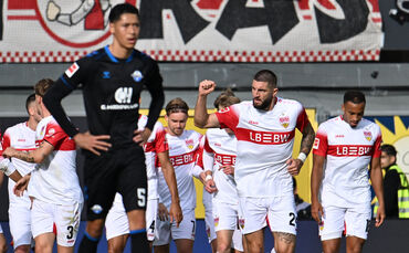 Jeff Chabot jubelt nach seinem Führungstreffer, der dem VfB Stuttgart in Paderborn den Weg zum zweiten Saisonsieg in der Bundesl
