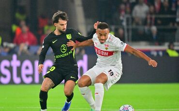 VfB-Flügelstürmer Leweling (r) erzielte gegen Atlético Madrid sein erstes Pflichtspieltor der Saison. (Archivbild)