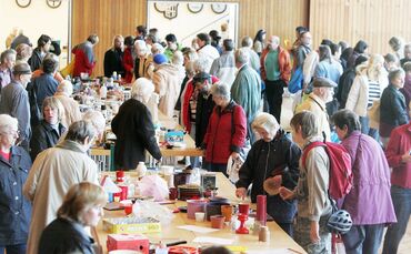 Die Gegenstände, die beim Tauschtag verschenkt werden, sind in der Hermann-Schwab-Halle auf Tischen sortiert. (Archivfoto).