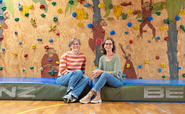Petra Schiek, Schulleiterin der Grundschule in Weiler, und Martina Mörk, Abteilungsleiterin des Jugendsport beim TV Weiler, vor