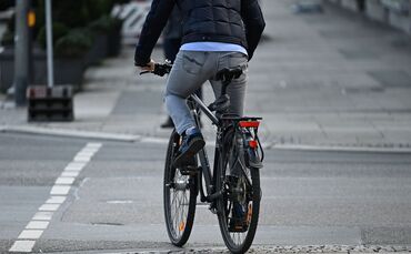 Der Junge wurde bei dem Unfall schwer verletzt, der Radfahrer stürzte. (Symbolbild)
