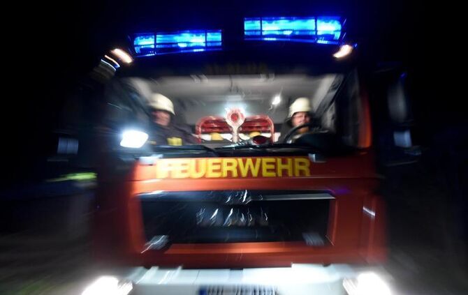 Ein Löschfahrzeug fährt über eine Straße