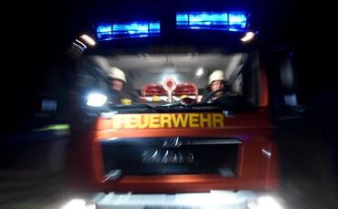 Ein Löschfahrzeug fährt über eine Straße
