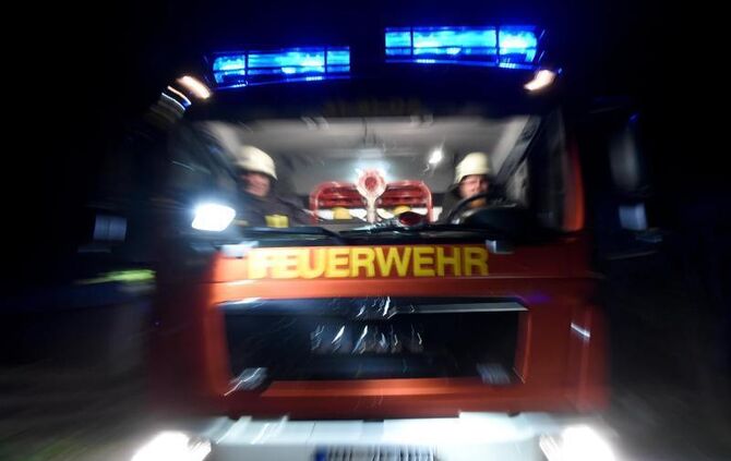 Ein Löschfahrzeug fährt über eine Straße