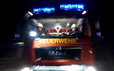 Ein Löschfahrzeug fährt über eine Straße