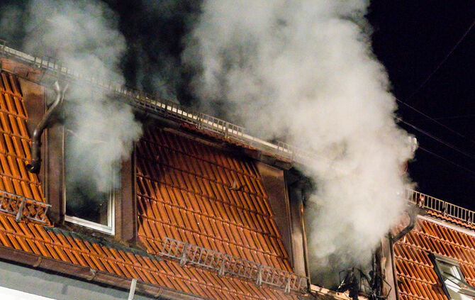 Dachstuhl in Brand geraten - Bild 11_0