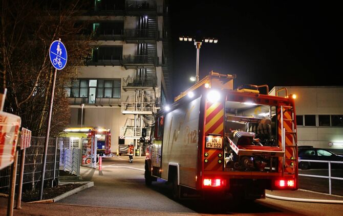 Testfahrzeug brennt auf der Teststrecke - NÃ¤chtlicher_0