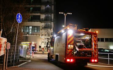 Testfahrzeug brennt auf der Teststrecke - NÃ¤chtlicher_0