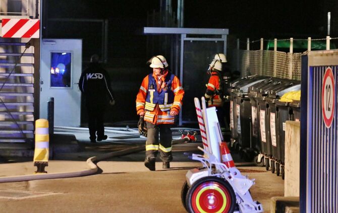 Testfahrzeug brennt auf der Teststrecke - NÃ¤chtlicher_3