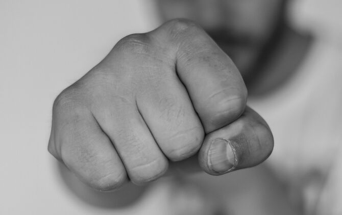 Symbolfoto Faust Schlagen Symbol Blaulicht_0