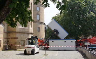 Weindorf Stuttgart Aufbau Krank Container Toiletten Gabelstapler_0