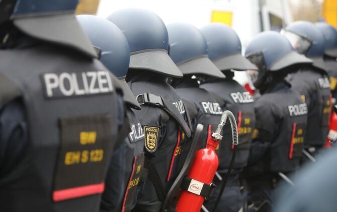 Polizeieinsatz beim Derby zwischen dem VfB und Karlsruhe_1