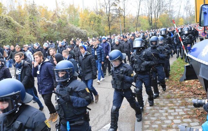 Polizeieinsatz beim Derby zwischen dem VfB und Karlsruhe_0