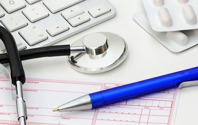 Händeringend nach Arzt gesucht_0