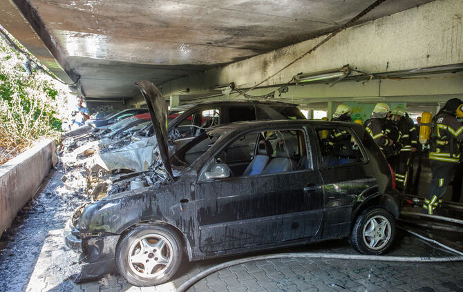Autos brennen im Parkhaus am Bahnhof - Bild 17_0