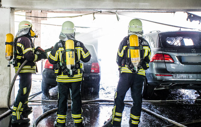 Autos brennen im Parkhaus am Bahnhof - Bild 20_1