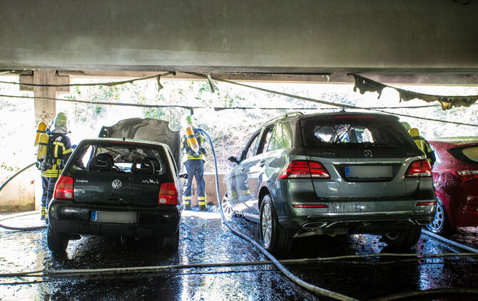 Autos brennen im Parkhaus am Bahnhof - Bild 18_3