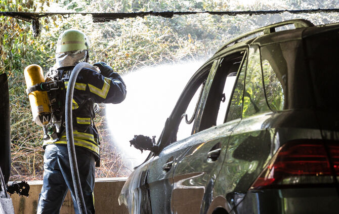 Autos brennen im Parkhaus am Bahnhof - Bild 16_4