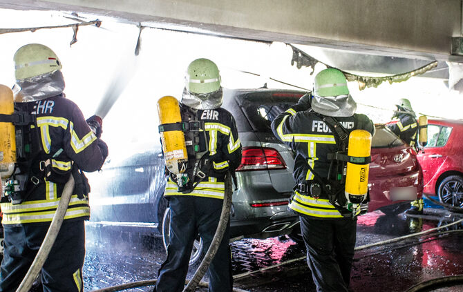 Autos brennen im Parkhaus am Bahnhof - Bild 15_5