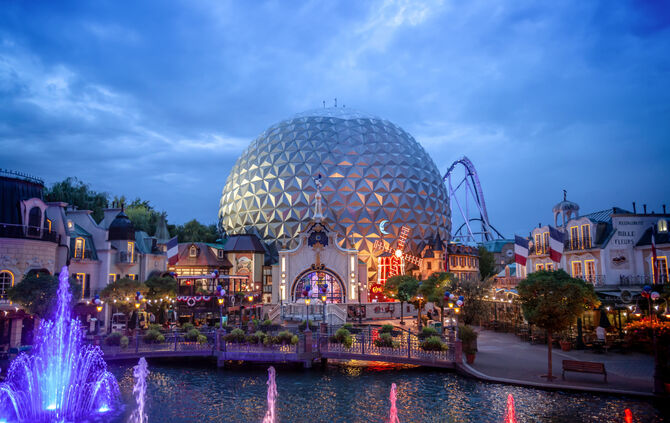 Achterbahn Eurosat Cancan Coaster mit dem Themenbereich Frankreich im Vordergrund.
