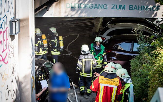 Autos brennen im Parkhaus am Bahnhof - Bild 14_6