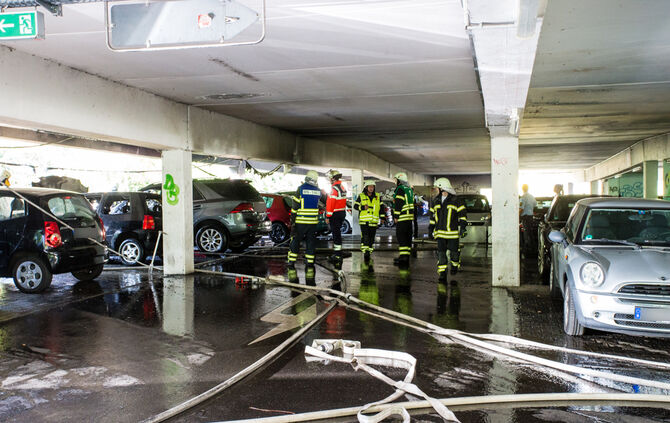 Autos brennen im Parkhaus am Bahnhof - Bild 13_7