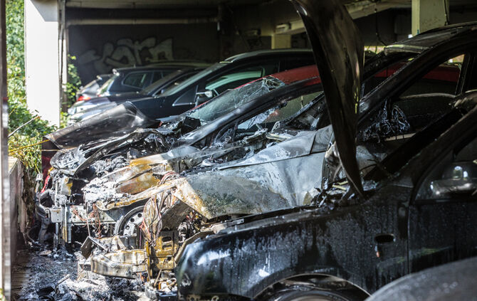 Autos brennen im Parkhaus am Bahnhof - Bild 12_0