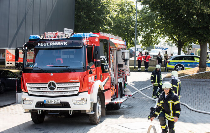 Autos brennen im Parkhaus am Bahnhof - Bild 07_13