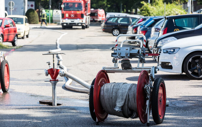 Autos brennen im Parkhaus am Bahnhof - Bild 05_15