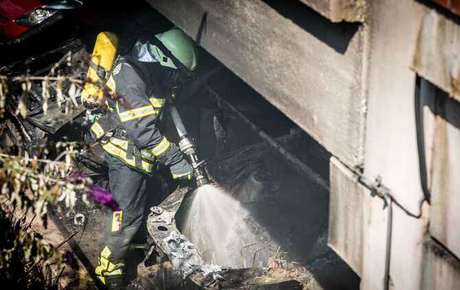 Autos brennen im Parkhaus am Bahnhof - Bild 04_16