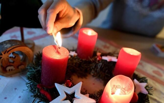 Die vier Kerzen eines Adventskranzes leuchten