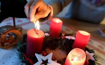 Die vier Kerzen eines Adventskranzes leuchten