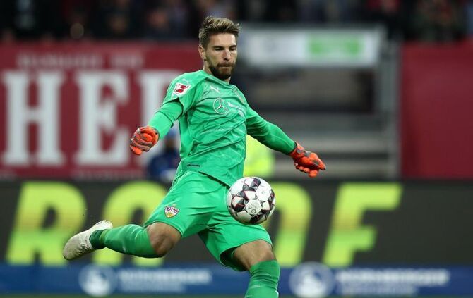Ron-Robert Zieler spielt den Ball