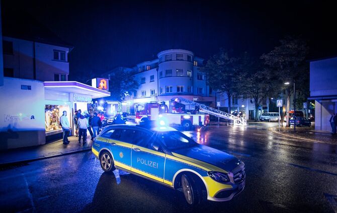 Technischer Defekt an alter Leuchtreklame fÃ¼hrt zu Brand an Wohnhaus_5