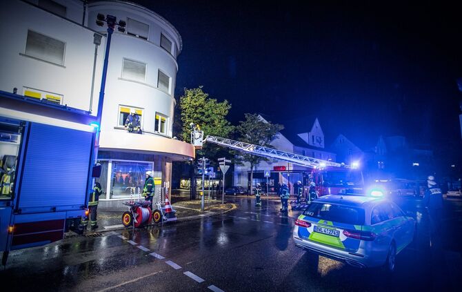 Technischer Defekt an alter Leuchtreklame fÃ¼hrt zu Brand an Wohnhaus_6