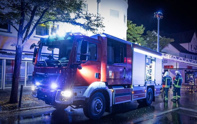 Technischer Defekt an alter Leuchtreklame fÃ¼hrt zu Brand an Wohnhaus_7