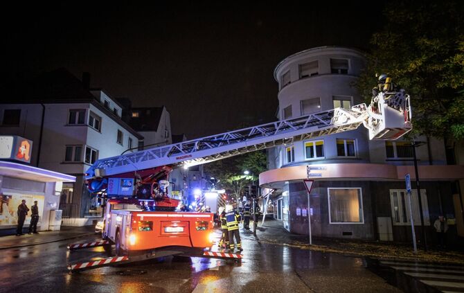 Technischer Defekt an alter Leuchtreklame fÃ¼hrt zu Brand an Wohnhaus_10