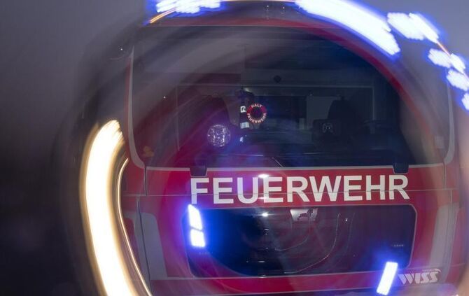 Feuerwehrfahrzeug im Sonnenuntergang