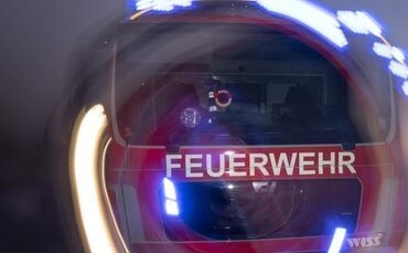 Feuerwehrfahrzeug im Sonnenuntergang