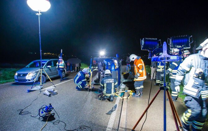Unfall - Auto liegt auf der Seite - Bild 08_1