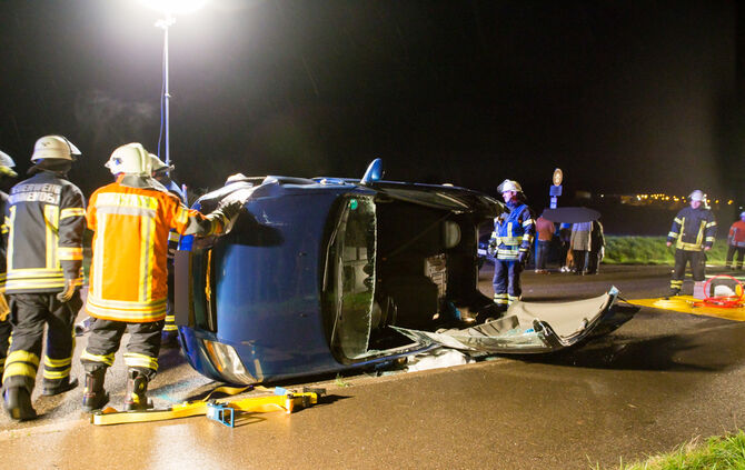 Unfall - Auto liegt auf der Seite - Bild 03_12