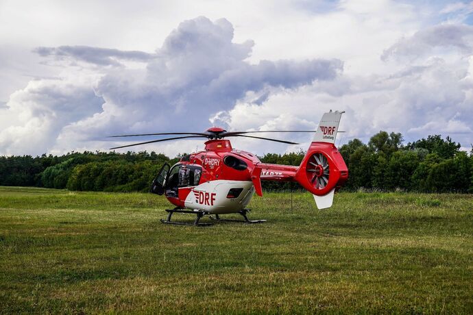 Esslingen-Waeldenbronn: Motorrad rutscht in Kleinbus – Motorradfahrer mit Rettungshubschrauber in Klinik