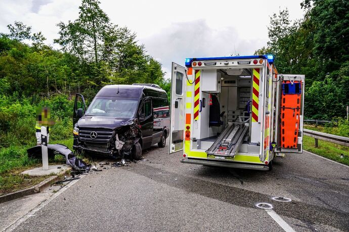 Esslingen-Waeldenbronn: Motorrad rutscht in Kleinbus – Motorradfahrer mit Rettungshubschrauber in Klinik