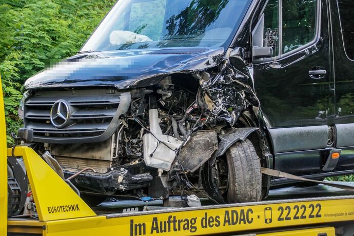 Esslingen-Waeldenbronn: Motorrad rutscht in Kleinbus – Motorradfahrer mit Rettungshubschrauber in Klinik