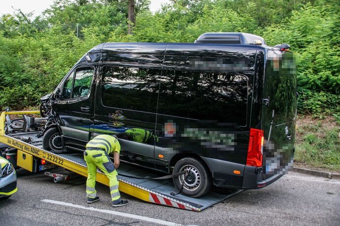 Esslingen-Waeldenbronn: Motorrad rutscht in Kleinbus – Motorradfahrer mit Rettungshubschrauber in Klinik