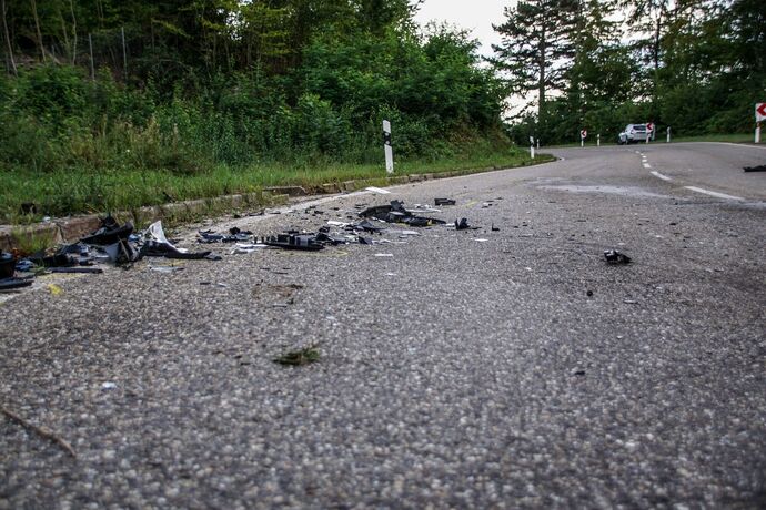Esslingen-Waeldenbronn: Motorrad rutscht in Kleinbus – Motorradfahrer mit Rettungshubschrauber in Klinik