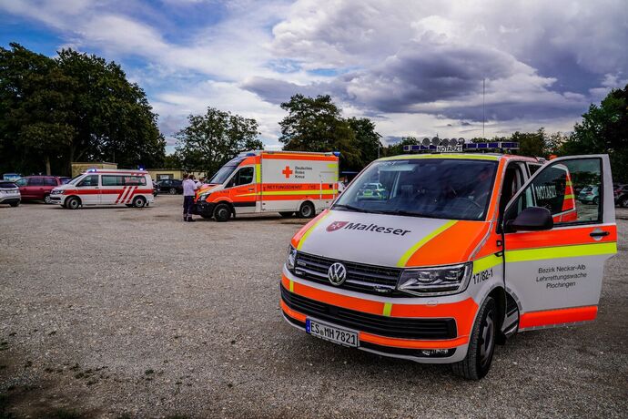 Esslingen-Waeldenbronn: Motorrad rutscht in Kleinbus – Motorradfahrer mit Rettungshubschrauber in Klinik